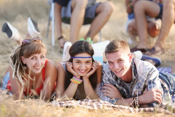 Glückliche Freunde Auf Der Decke Liegend Freien — Stockfoto