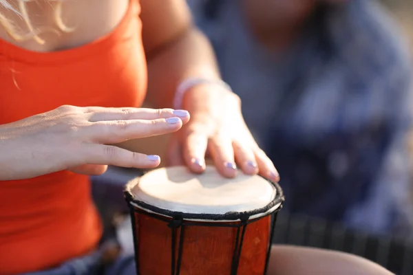 女性の手を再生ドラム — ストック写真
