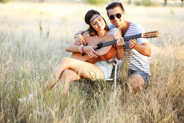 魅力的なカップル ギター — ストック写真