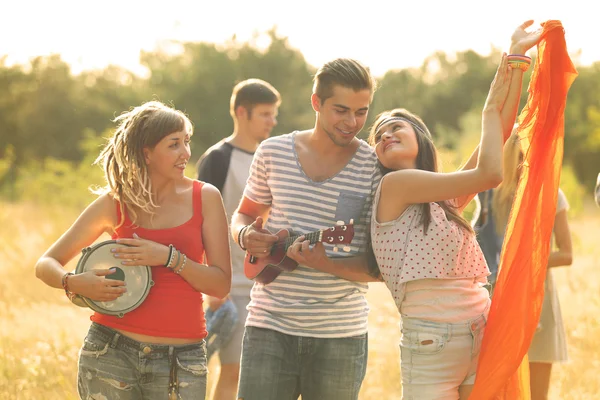 Amigos Despreocupados Con Guitarras Abraza Aire Libre —  Fotos de Stock