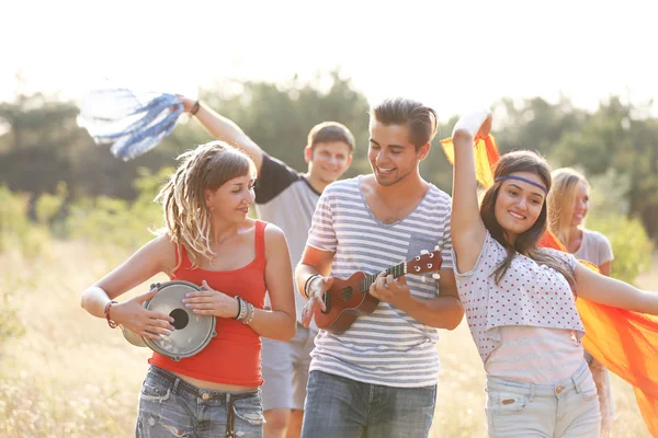 Sorglösa Vänner Med Gitarrer Omfamningar Utomhus — Stockfoto