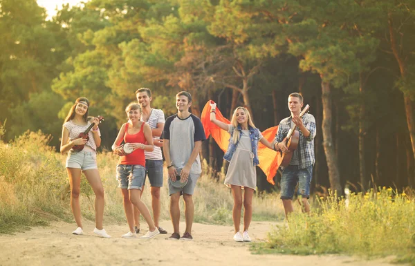 Amigos Alegres Caminhando Caminho Perto Floresta — Fotografia de Stock