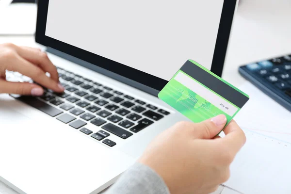 Concepto para compras por Internet: manos con laptop y tarjeta de crédito —  Fotos de Stock