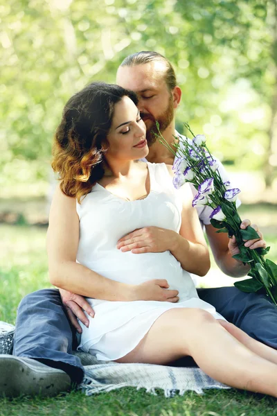 Man geeft een boeket van bloemen — Stockfoto