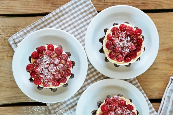 軽い木製の背景にラズベリーの甘いケーキ — ストック写真