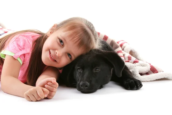 Meisje met puppy op wit — Stockfoto