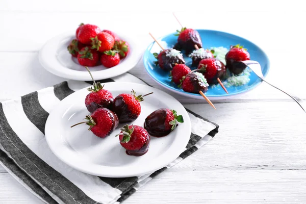 Table servie avec de délicieuses fraises — Photo