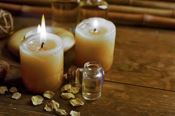 Vackert inredda sammansättning med ljus, stenar och bambu på trä bakgrund — Stockfoto