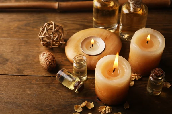 Красива прикрашена композиція зі свічками, галькою та бамбуком на дерев'яному фоні — стокове фото
