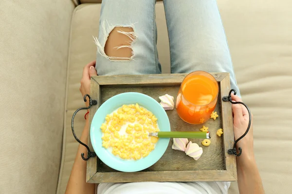 Ragazza con vassoio a pranzo — Foto Stock