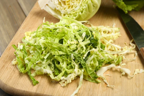 Cut savoy cabbage on wooden cutting board — Stock Photo, Image