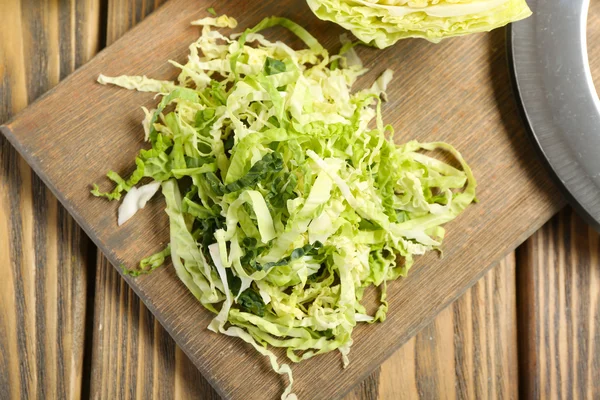 Cut savoy cabbage on wooden cutting board closeup — Stock Photo, Image