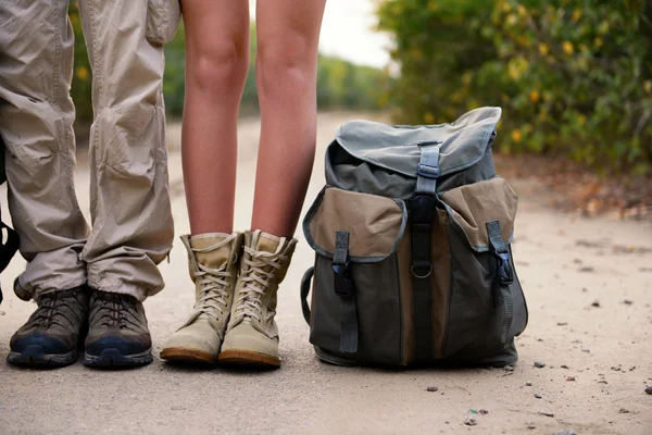 Turister på väg nära skogen — Stockfoto