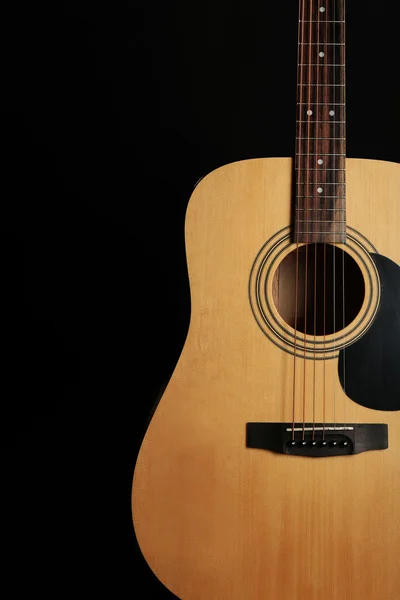 검은 배경의 기타 — 스톡 사진