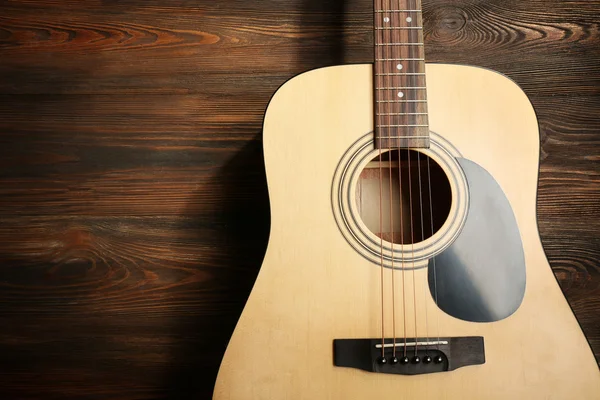 Gitarre auf Holzgrund — Stockfoto