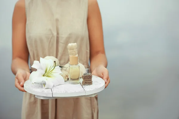 Hände mit Tablett mit Wellness-Produkten — Stockfoto