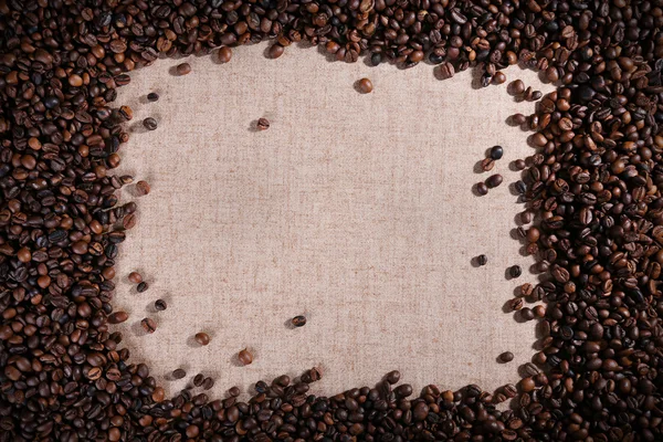 Rám z pražených kávových zrn na lněné tkaniny — Stock fotografie