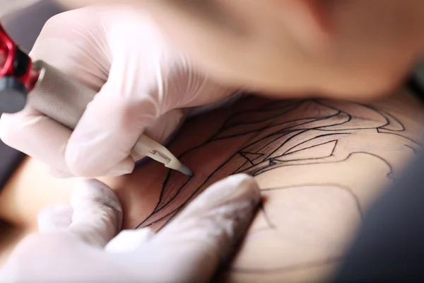 As mãos em luvas de medicina fazem a tatuagem — Fotografia de Stock