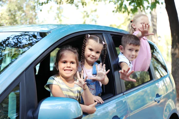 Enfants souriants dans la voiture — Photo