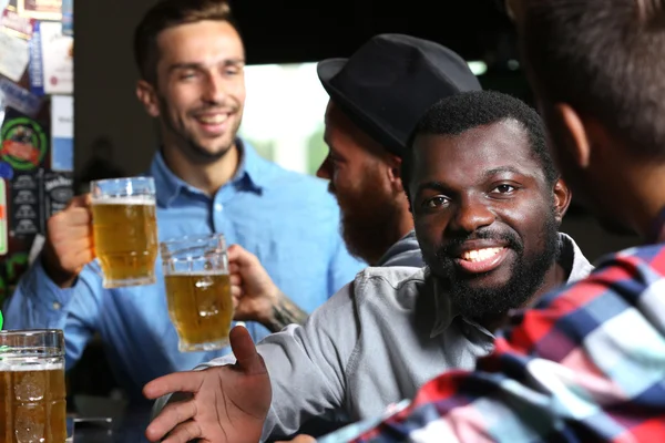 男性がビールを飲む — ストック写真