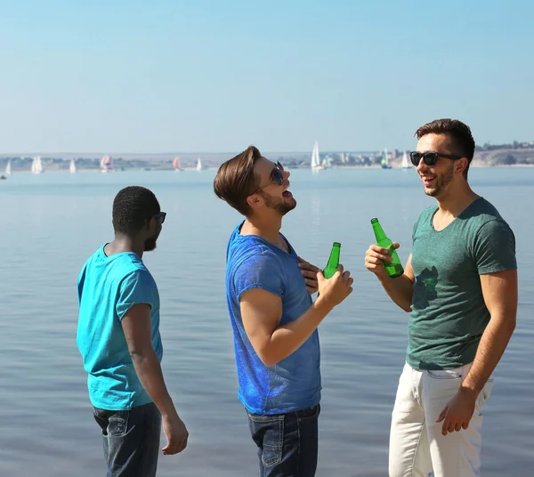 Νέοι Άνδρες Που Πίνει Μπύρα Στην Όχθη — Φωτογραφία Αρχείου