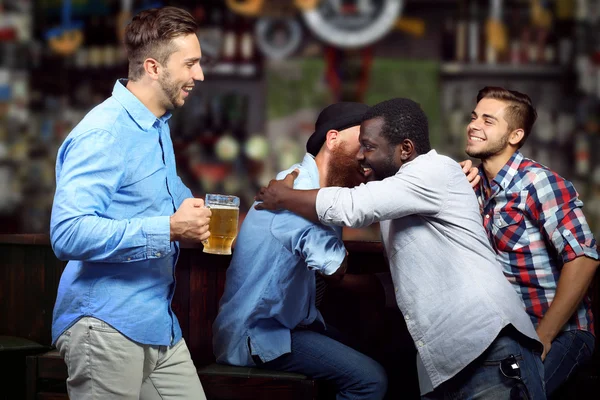 Jonge mannen in staaf — Stockfoto