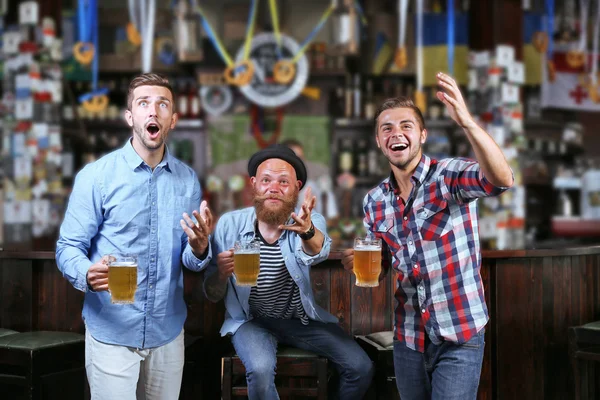 Молодые люди с пивом — стоковое фото