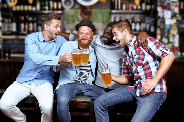 Νέων ανδρών σε bar — Φωτογραφία Αρχείου