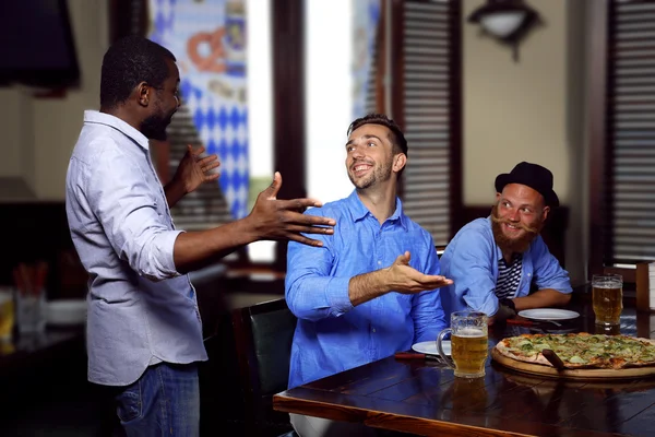 Jeunes Hommes Buvant Bière Parlant Café — Photo