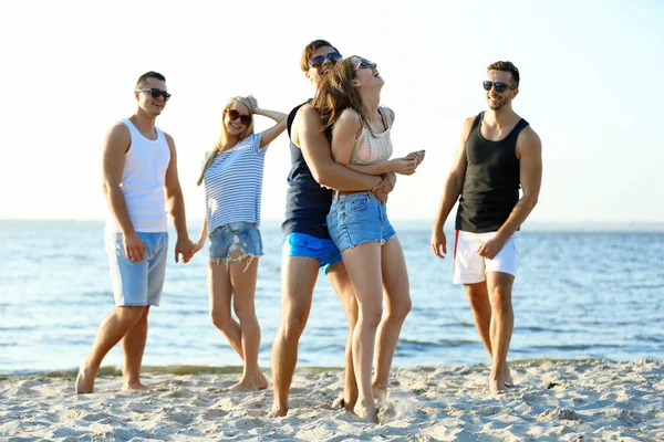 Amici felici divertirsi in spiaggia — Foto Stock
