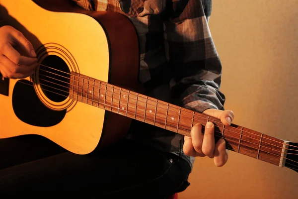Guitarist plays guitar in the room, close up — Stock Photo, Image