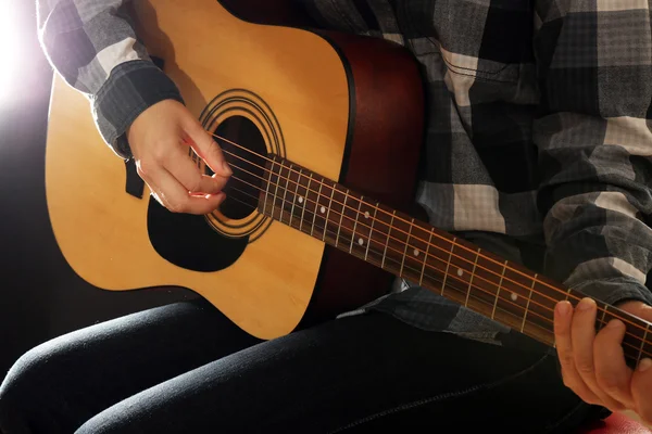 Guitarist plays guitar in the studio, close up — Stock Photo, Image