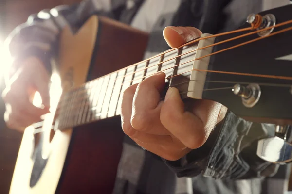 Close-up vista sobre tocar guitarra — Fotografia de Stock