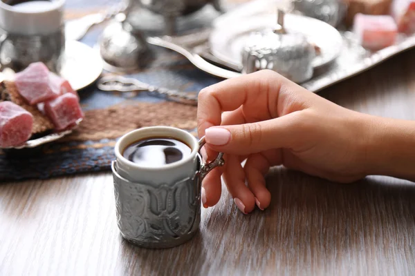 Antiikki teetä asetettu Turkin iloksi pöydälle lähikuva — kuvapankkivalokuva