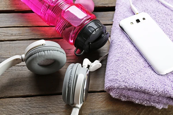 Auriculares y equipo deportivo sobre fondo de madera viejo —  Fotos de Stock