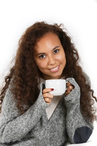 Giovane bella donna bere caffè — Foto Stock