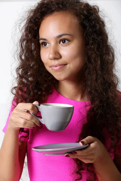 Unga vackra kvinnan dricker kaffe — Stockfoto