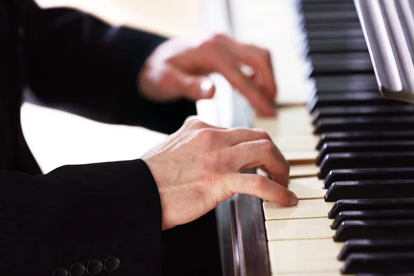 Manliga händer pianospel — Stockfoto