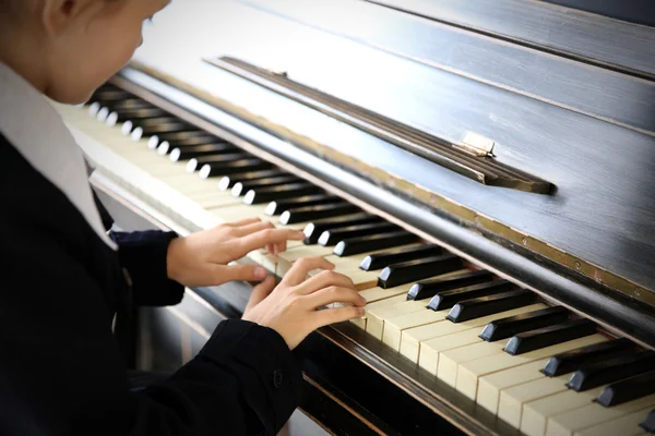 La bambina suona il pianoforte — Foto Stock