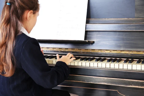 La bambina suona il pianoforte — Foto Stock