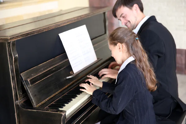 Insegnante treni per giocare pianoforte ragazza — Foto Stock