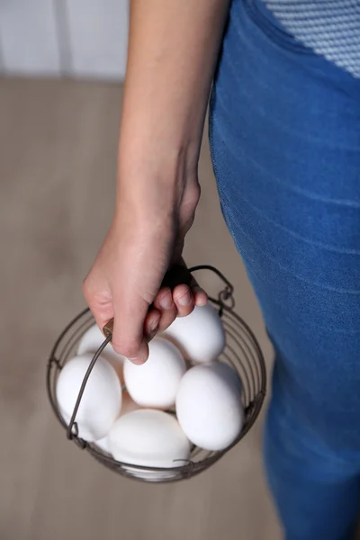 A nő kezében kosár tojás — Stock Fotó