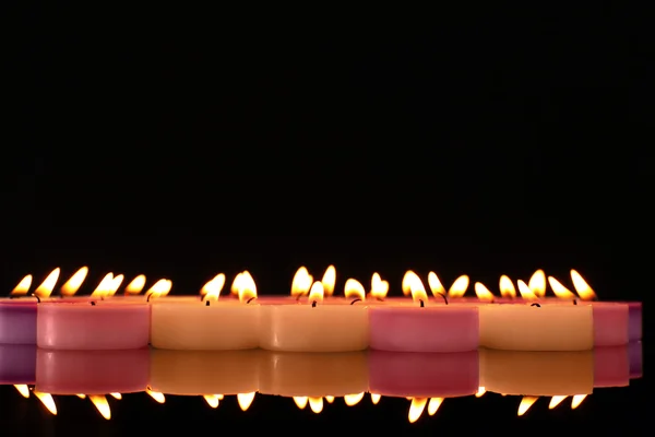 Muchas velas pequeñas encendidas — Foto de Stock