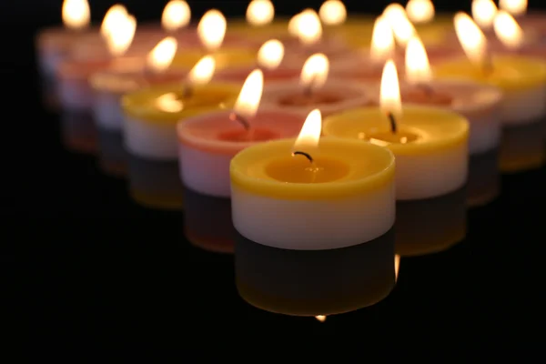 Muitos queimando pequenas velas — Fotografia de Stock