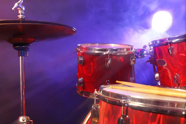 Drums cymbal on smoked stage, close-up — Stock Photo, Image