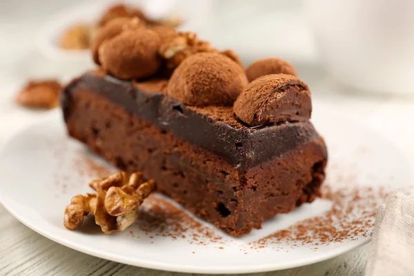 Stuk van chocolade taart met walnoot op de tafel, close-up — Stockfoto