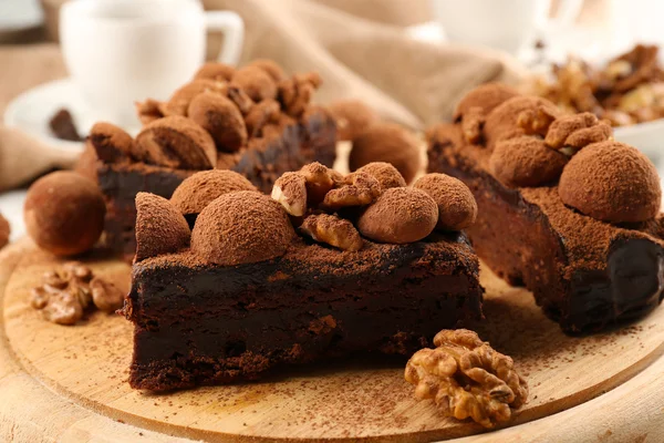 Um pedaço de bolo de chocolate com noz na mesa, close-up — Fotografia de Stock