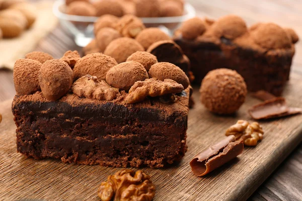 Pedaços de bolo de chocolate com noz na mesa, close-up — Fotografia de Stock