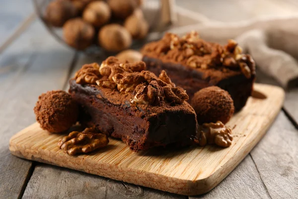 Stück Schokoladenkuchen mit Walnuss auf dem Tisch, Nahaufnahme — Stockfoto