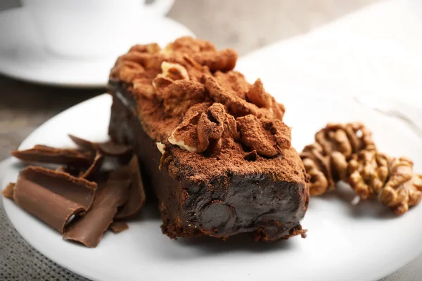 Un pedazo de pastel de chocolate con nuez en la mesa, primer plano —  Fotos de Stock